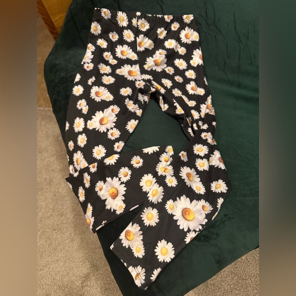 Sugar high black daisy print leggings medium